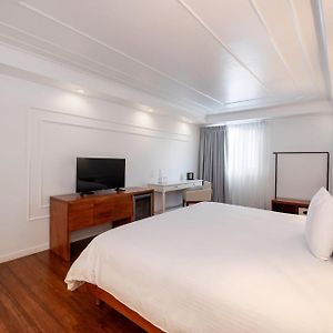 Zimmer mit Kingsize-Bett
